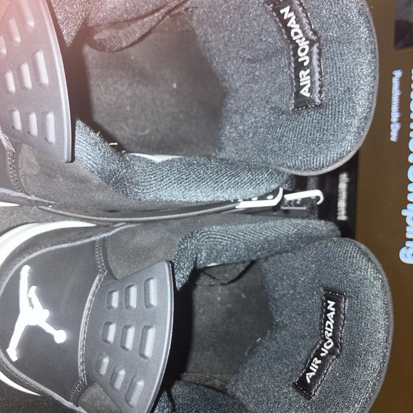 Jordan 4 white thunders sz 11 box comes with the shoes